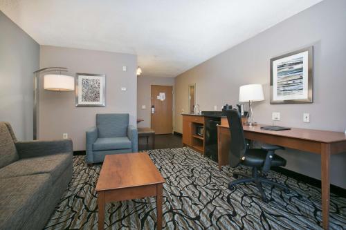 Best Western Plus Blaine at the National Sports Centerにあるテレビまたはエンターテインメントセンター