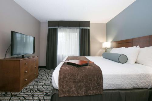 Best Western Plus Blaine at the National Sports Centerにあるベッド