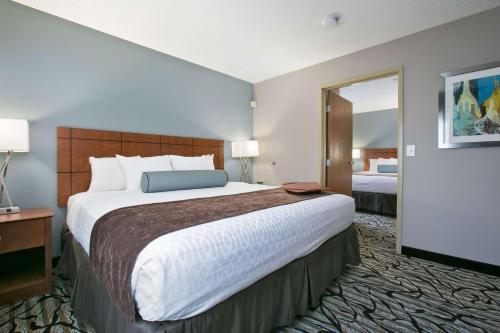 Best Western Plus Blaine at the National Sports Centerにあるベッド