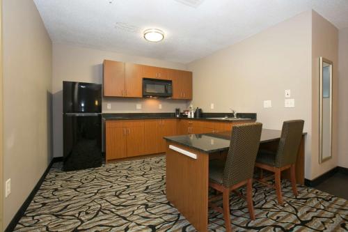 Best Western Plus Blaine at the National Sports Centerにあるキッチンまたは簡易キッチン
