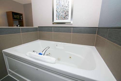 Best Western Plus Blaine at the National Sports Centerにあるバスルーム
