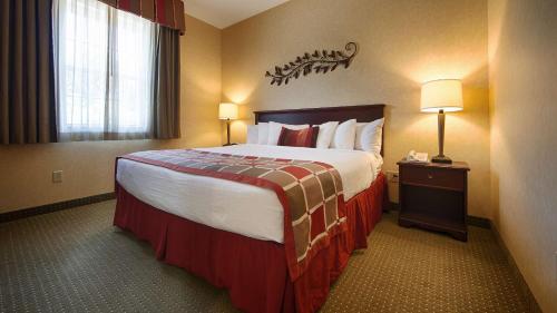Katil atau katil-katil dalam bilik di Best Western Plus Ticonderoga