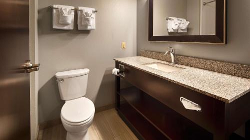 Kúpeľňa v ubytovaní Best Western Plus Boardman Inn & Suites