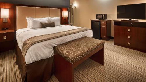 Tempat tidur dalam kamar di Best Western Plus Boardman Inn & Suites