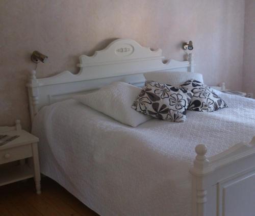Una cama blanca con dos almohadas encima. en Manes Apartment en Undenäs