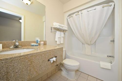 y baño con lavabo, aseo y bañera. en SureStay Hotel by Best Western Blackwell, en Blackwell