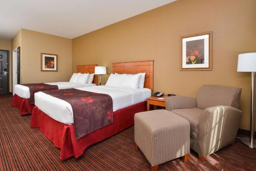 SureStay Hotel by Best Western Blackwell tesisinde bir odada yatak veya yataklar