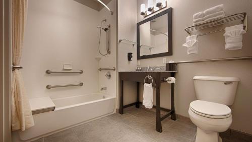 Foto de la galería de Best Western Plus Sand Bass Inn and Suites en Madill