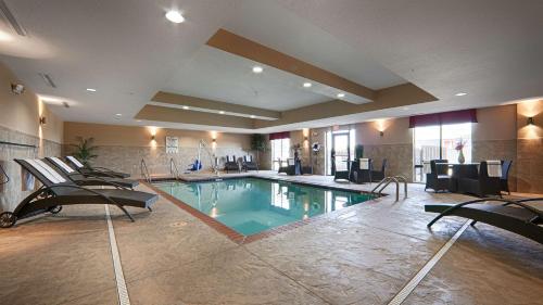 a large swimming pool in a hotel room at Best Western Plus Cushing Inn & Suites in Cushing