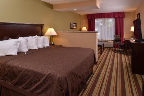 Een bed of bedden in een kamer bij Best Western Wilsonville Inn & Suites