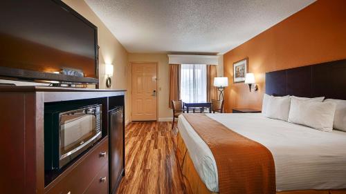 Habitación de hotel con cama y TV de pantalla plana. en Best Western Royal Inn, en Chattanooga