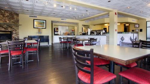 a restaurant with tables and chairs and a bar at Best Western Cades Cove Inn in Townsend
