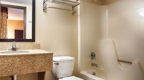 een badkamer met een toilet, een wastafel en een douche bij Best Western Park Hotel in Warren