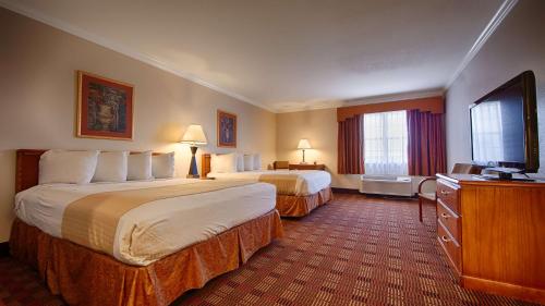 Säng eller sängar i ett rum på Best Western Clubhouse Inn & Suites