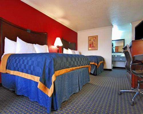 En eller flere senge i et værelse på Americas Best Value Inn Kingsville