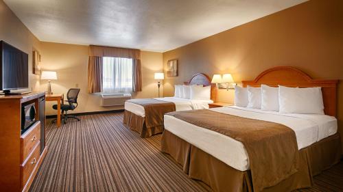 ein Hotelzimmer mit 2 Betten und einem TV in der Unterkunft Best Western East El Paso Inn in Clint