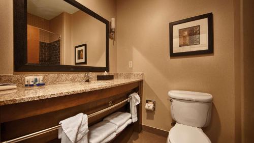 Ένα μπάνιο στο Best Western Plus Lackland Hotel and Suites.