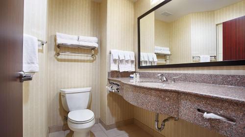 Ett badrum på Best Western Plus Waxahachie Inn & Suites