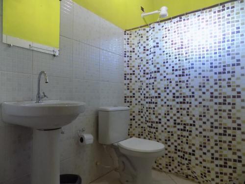 a bathroom with a toilet and a sink at Espaço Matagal in Vale do Capao