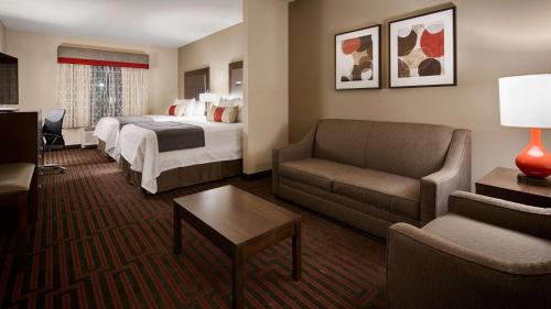Best Western Plus Stevens County Innにあるベッド