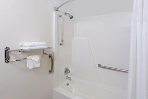 Ванная комната в Super 8 by Wyndham Norfolk