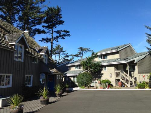 a driveway in a residential neighborhood with houses at Starfish Point in Newport