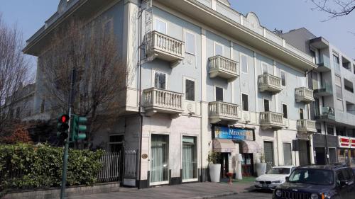 un grand bâtiment blanc avec des balcons sur une rue dans l'établissement Hotel Ponte Sassi, à Turin