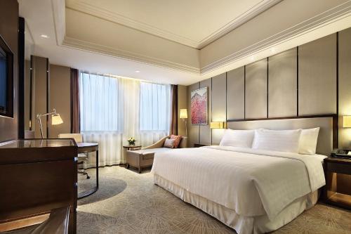 Säng eller sängar i ett rum på The Qube Hotel Shanghai Xinqiao