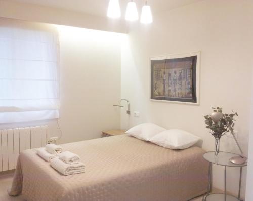a bedroom with a bed with towels on it at Apartamento Bellavista in Luarca