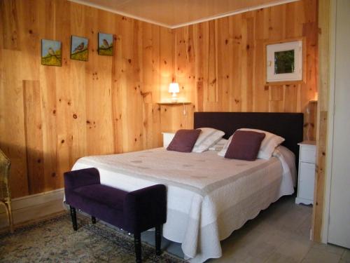Saint-Félix的住宿－萊斯艾瑞斯別墅酒店，一间卧室配有一张床和一把椅子