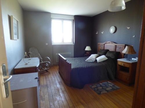 - une chambre avec un lit et une fenêtre dans l'établissement Gite "Vue Sur La Frontiere", à Heining-lès-Bouzonville
