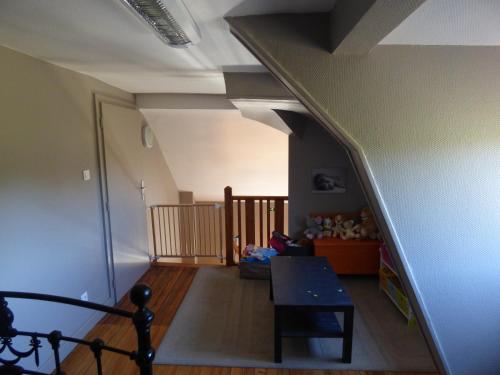 Cette chambre dispose d'un escalier avec une table et un canapé. dans l'établissement Gite 