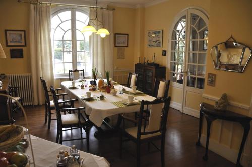 ein Esszimmer mit einem Tisch und Stühlen in einem Zimmer in der Unterkunft Villa Les Iris in Saint-Félix