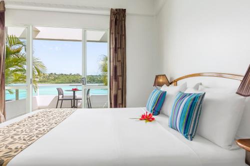 A bed or beds in a room at Chantillys on the Bay