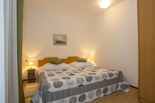 una camera con un letto di Apartment Zeljko 34 a Pola (Pula)