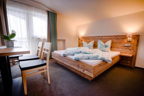 a bedroom with a bed and a desk and a table at Garni Stefani in Vent