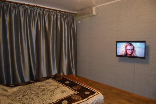 TV i/ili multimedijalni sistem u objektu Apartment on Chkalova 42