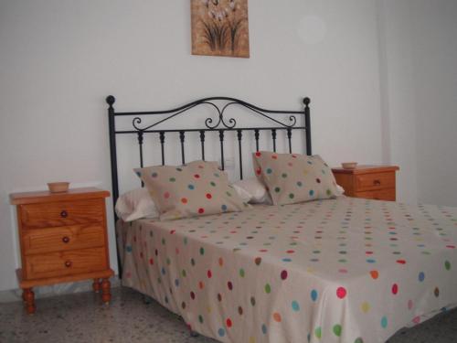 アレシーフェにあるAtico Las Gaviasのベッドルーム1室(水玉のシーツと枕付きのベッド1台付)
