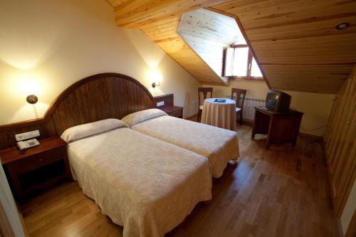 Кровать или кровати в номере Hotel Estanys Blaus