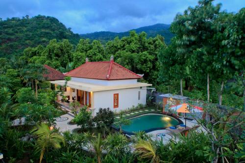 vista aerea di una casa con piscina di Amed Harmony Bungalows And Villas ad Amed