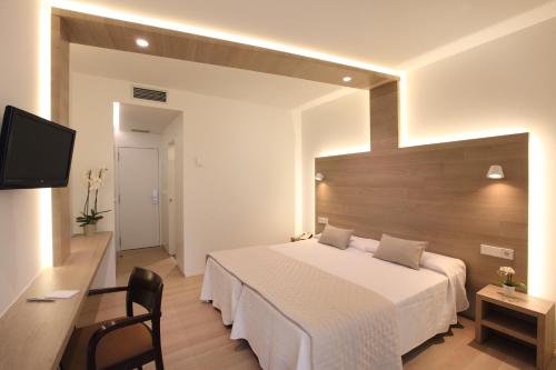 Postel nebo postele na pokoji v ubytování Hotel Carlos I