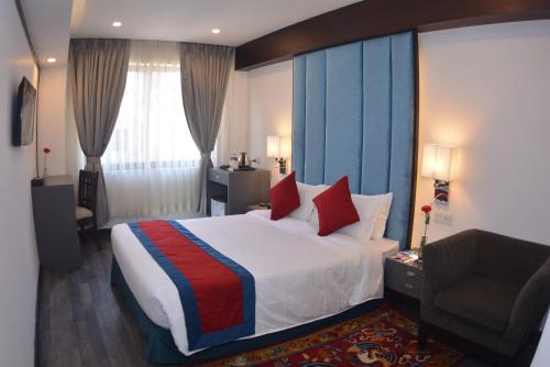 Una cama o camas en una habitación de M Hotel Thamel-Kathmandu