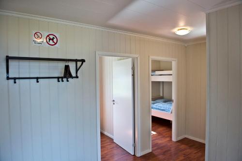 Ένα ή περισσότερα κρεβάτια σε δωμάτιο στο Kinsarvik Camping