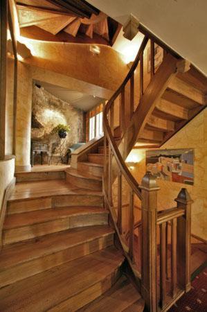 a staircase in a house with wooden floors at Hôtel Le Cro-Magnon in Les Eyzies-de-Tayac