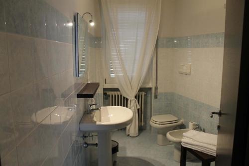 ein Bad mit einem Waschbecken und einem WC in der Unterkunft Residence Buelli e Dintorni in Sarnico
