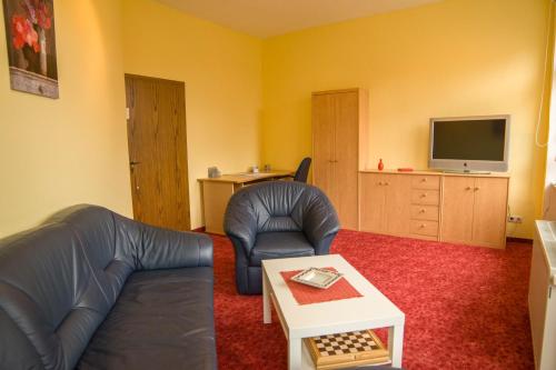 a living room with a couch and a tv at Ferienwohnung Wandelt in Arnstadt