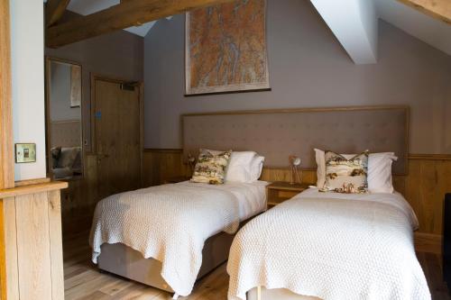 two beds sitting next to each other in a bedroom at The Queen's Head Hotel in Troutbeck