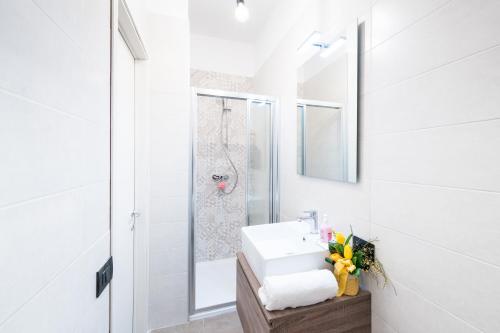 a white bathroom with a sink and a mirror at Hotel La Diga Altomincio in Valeggio sul Mincio