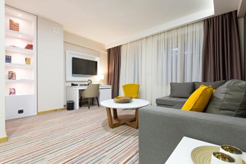 TV a/nebo společenská místnost v ubytování Hotel TESLA - Smart Stay Garni