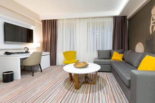 Гостиная зона в Hotel TESLA - Smart Stay Garni